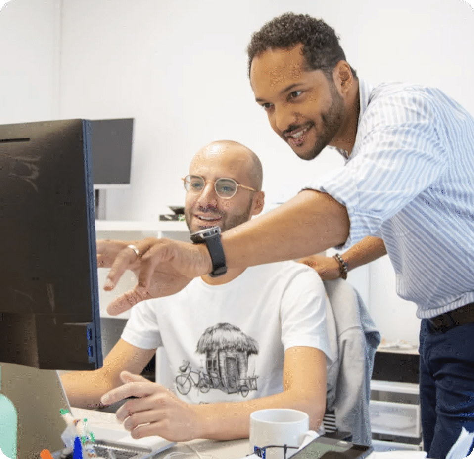 deux personnes regardent un écran avec des demandes de formations