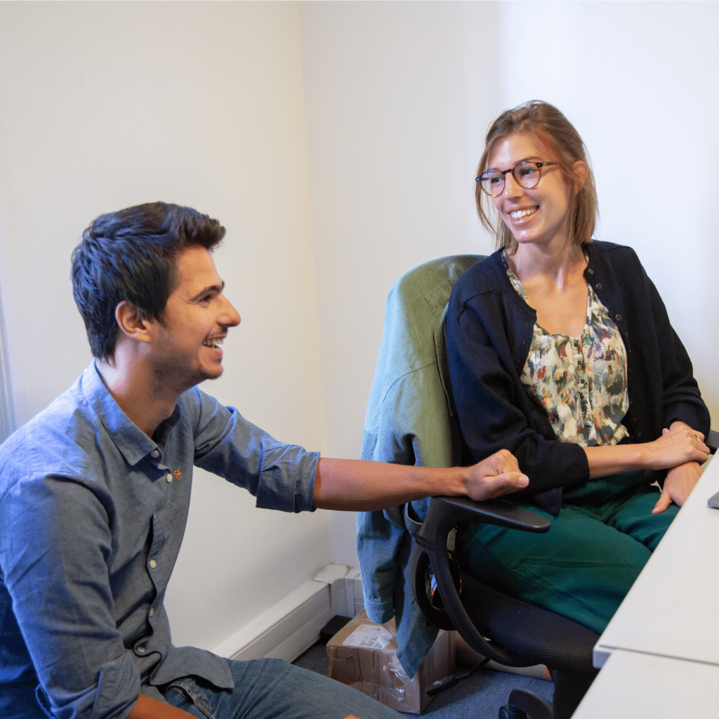 Deux personnes dans un bureau