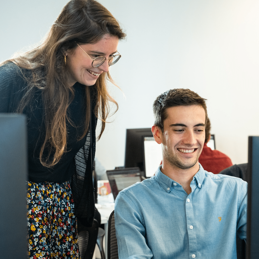 deux personnes regardent un écran avec des demandes de formations